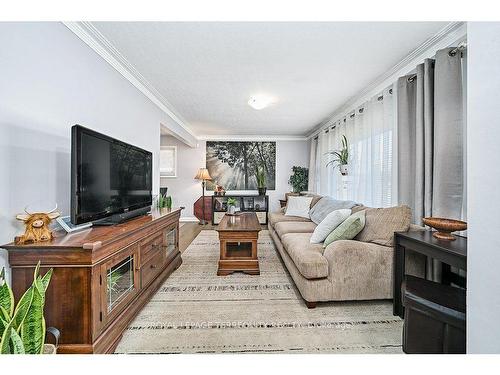 52 Athabasca St, Oshawa, ON - Indoor Photo Showing Living Room