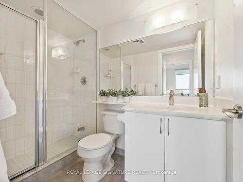 811-30 North Park Rd, Vaughan, ON - Indoor Photo Showing Bathroom