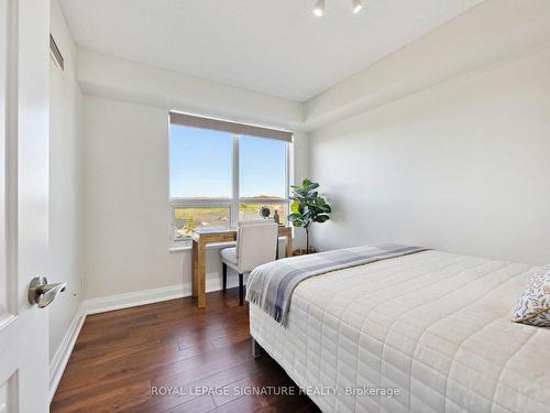 811-30 North Park Rd, Vaughan, ON - Indoor Photo Showing Bedroom