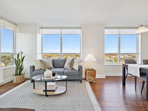 811-30 North Park Rd, Vaughan, ON - Indoor Photo Showing Living Room