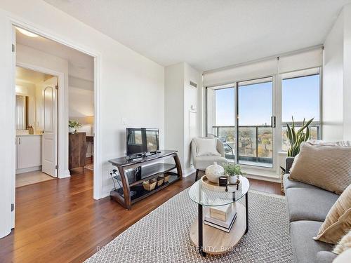 811-30 North Park Rd, Vaughan, ON - Indoor Photo Showing Living Room