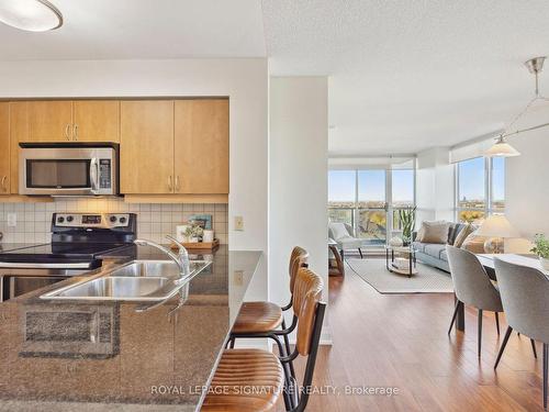 811-30 North Park Rd, Vaughan, ON - Indoor Photo Showing Kitchen With Stainless Steel Kitchen With Double Sink With Upgraded Kitchen