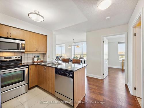 811-30 North Park Rd, Vaughan, ON - Indoor Photo Showing Kitchen With Stainless Steel Kitchen With Double Sink