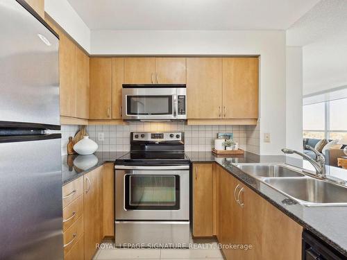 811-30 North Park Rd, Vaughan, ON - Indoor Photo Showing Kitchen With Stainless Steel Kitchen With Double Sink