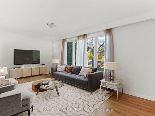 11 Johnson Rd, Aurora, ON - Indoor Photo Showing Living Room