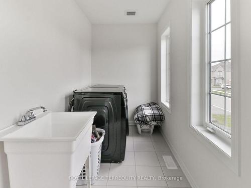 26 Sanford Circ, Springwater, ON - Indoor Photo Showing Laundry Room