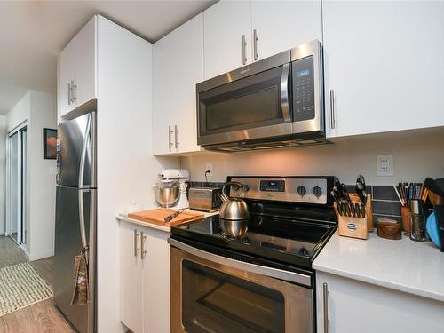 117-1944 Riverside Lane, Courtenay, BC - Indoor Photo Showing Kitchen