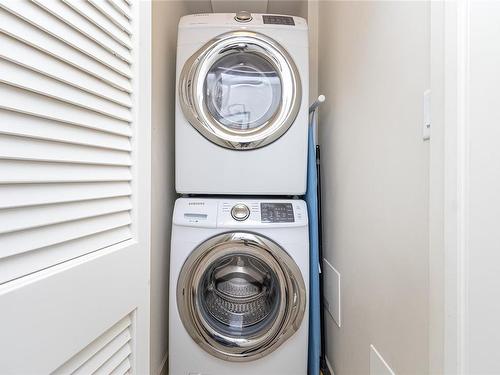 1403-728 Yates St, Victoria, BC - Indoor Photo Showing Laundry Room