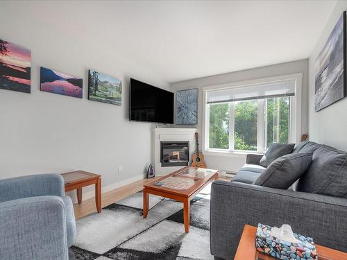 22-119 20Th St, Courtenay, BC - Indoor Photo Showing Living Room With Fireplace