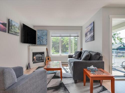 22-119 20Th St, Courtenay, BC - Indoor Photo Showing Living Room With Fireplace