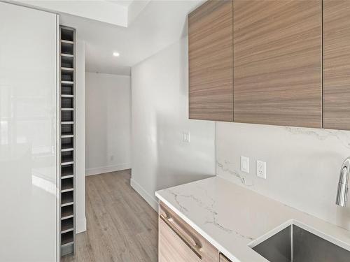 909-777 Herald St, Victoria, BC - Indoor Photo Showing Kitchen