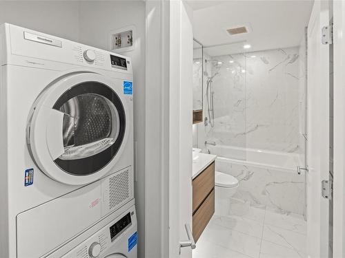 909-777 Herald St, Victoria, BC - Indoor Photo Showing Laundry Room