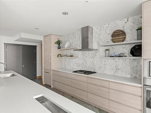 909-777 Herald St, Victoria, BC - Indoor Photo Showing Kitchen