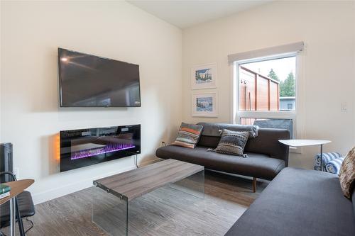 2204-1901 Nels Nelson Crescent, Revelstoke, BC - Indoor Photo Showing Living Room With Fireplace