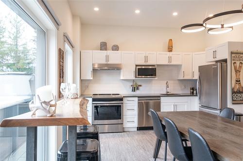 2204-1901 Nels Nelson Crescent, Revelstoke, BC - Indoor Photo Showing Kitchen With Stainless Steel Kitchen