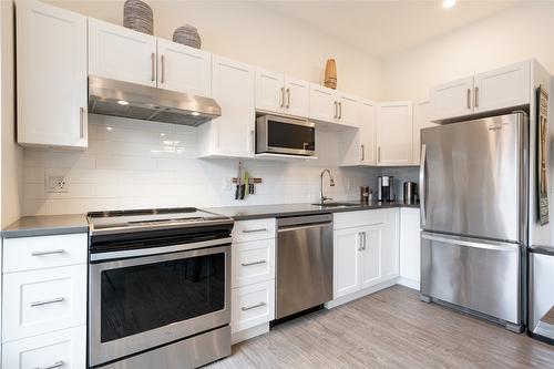 2204-1901 Nels Nelson Crescent, Revelstoke, BC - Indoor Photo Showing Kitchen With Stainless Steel Kitchen With Upgraded Kitchen