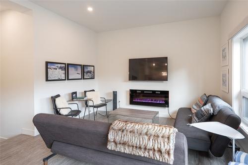 2204-1901 Nels Nelson Crescent, Revelstoke, BC - Indoor Photo Showing Living Room With Fireplace