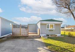 81 Sandale DR  Winnipeg, MB R2N 1A4