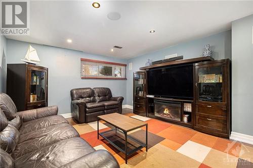 6477 Wheatfield Crescent, Greely, ON - Indoor Photo Showing Living Room