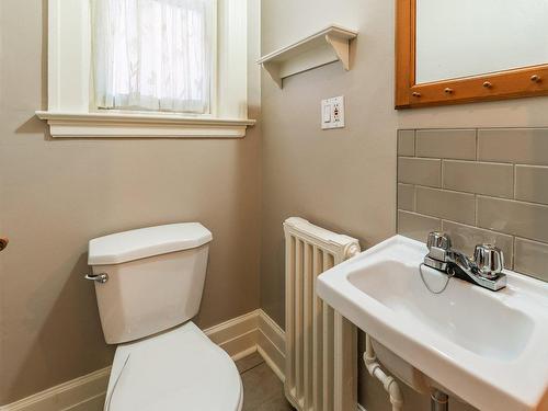 Powder room - 4701 Av. Grosvenor, Montréal (Côte-Des-Neiges/Notre-Dame-De-Grâce), QC - Indoor Photo Showing Bathroom