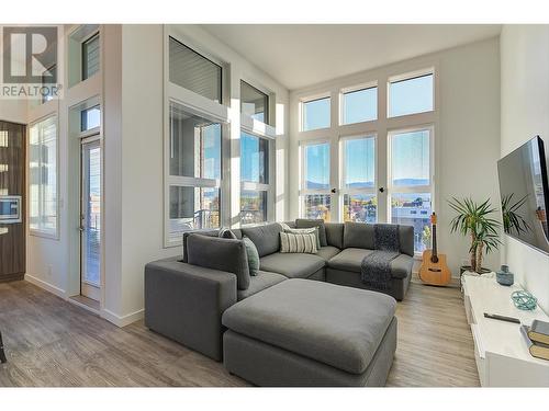 1800 Richter Street Unit# Ph6, Kelowna, BC - Indoor Photo Showing Living Room