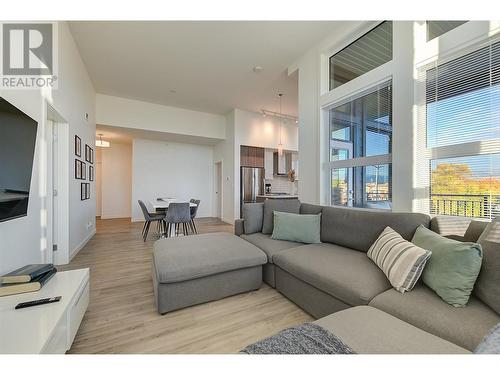 1800 Richter Street Unit# Ph6, Kelowna, BC - Indoor Photo Showing Living Room