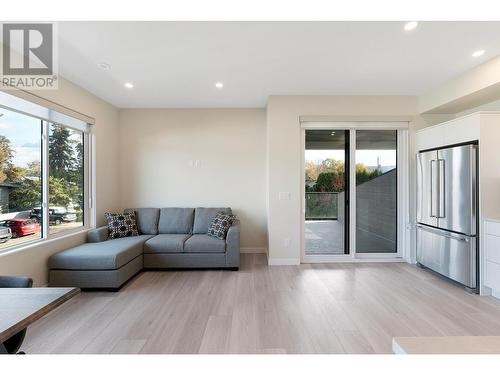 727 Wardlaw Avenue Unit# 4, Kelowna, BC - Indoor Photo Showing Living Room