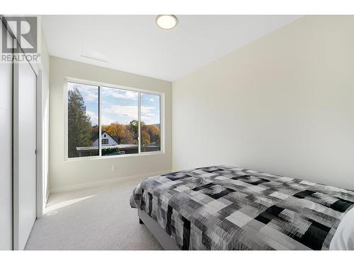 727 Wardlaw Avenue Unit# 4, Kelowna, BC - Indoor Photo Showing Bedroom