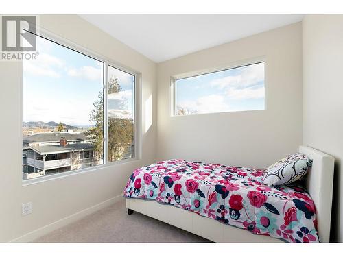 727 Wardlaw Avenue Unit# 4, Kelowna, BC - Indoor Photo Showing Bedroom