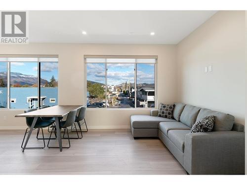 Huge windows let in endless natural light - 727 Wardlaw Avenue Unit# 4, Kelowna, BC - Indoor Photo Showing Living Room