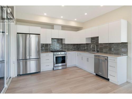 Well appointed kitchen - 727 Wardlaw Avenue Unit# 4, Kelowna, BC - Indoor Photo Showing Kitchen With Stainless Steel Kitchen With Upgraded Kitchen