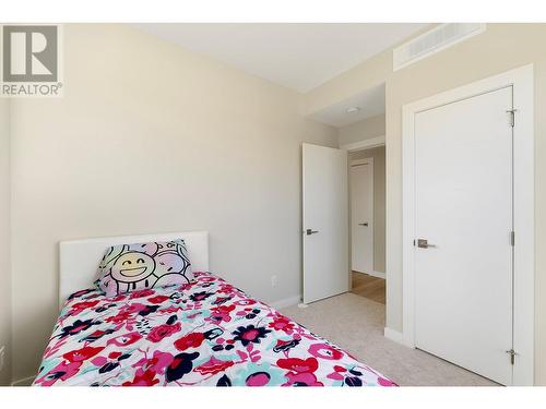 727 Wardlaw Avenue Unit# 4, Kelowna, BC - Indoor Photo Showing Bedroom