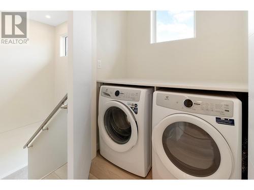 Laundry on top living floor - 727 Wardlaw Avenue Unit# 4, Kelowna, BC - Indoor Photo Showing Laundry Room