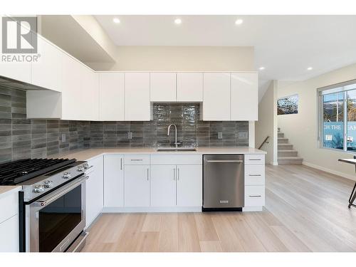 727 Wardlaw Avenue Unit# 4, Kelowna, BC - Indoor Photo Showing Kitchen With Stainless Steel Kitchen