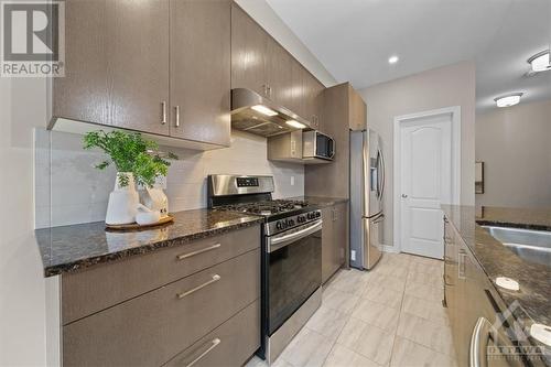 423 Warmstone Drive, Stittsville, ON - Indoor Photo Showing Kitchen With Stainless Steel Kitchen With Double Sink With Upgraded Kitchen