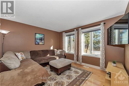 6366 Rothbourne Road, Ottawa, ON - Indoor Photo Showing Living Room