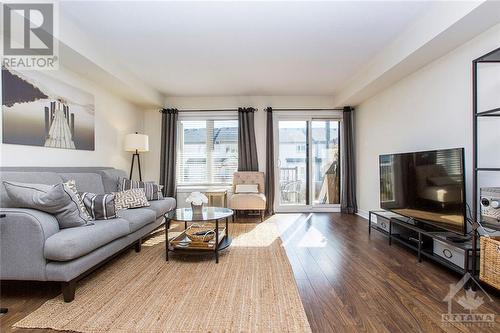 2404 Esprit Drive, Ottawa, ON - Indoor Photo Showing Living Room