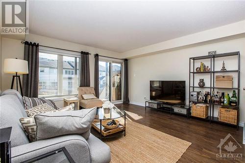 2404 Esprit Drive, Ottawa, ON - Indoor Photo Showing Living Room