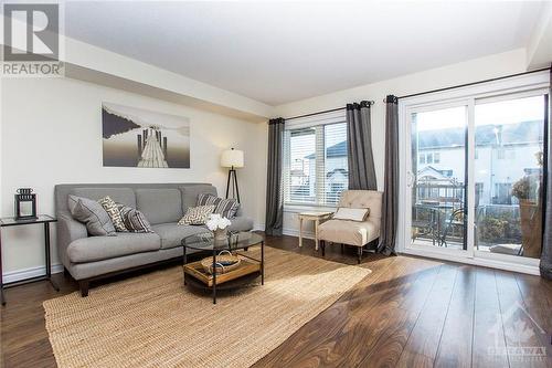 2404 Esprit Drive, Ottawa, ON - Indoor Photo Showing Living Room