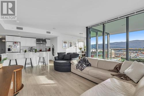 485 Groves Avenue Unit# 1105, Kelowna, BC - Indoor Photo Showing Living Room