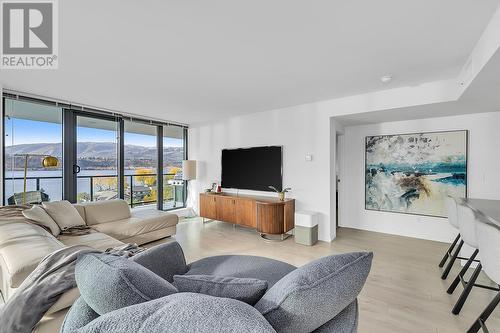 485 Groves Avenue Unit# 1105, Kelowna, BC - Indoor Photo Showing Living Room