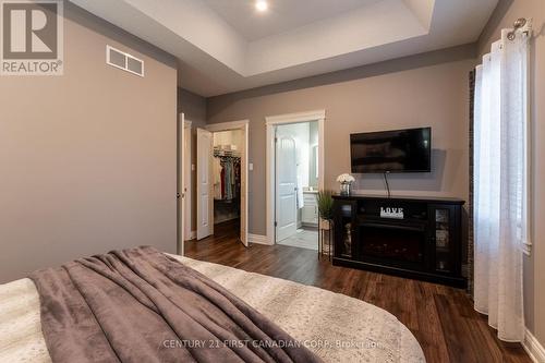 Walk In Closet - 377 Darcy Drive S, Strathroy-Caradoc (Ne), ON - Indoor Photo Showing Bedroom