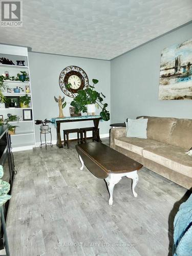 324 Balsam Street S, Timmins (Timmins South - East), ON - Indoor Photo Showing Living Room