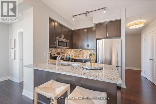 423 - 111 Civic Square Gate, Aurora, ON - Indoor Photo Showing Kitchen With Stainless Steel Kitchen With Double Sink With Upgraded Kitchen