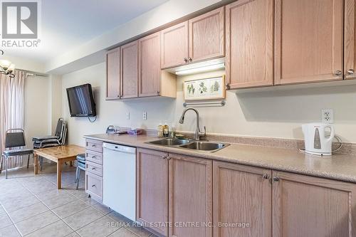 129 Hartford Crescent, Newmarket, ON - Indoor Photo Showing Kitchen With Double Sink