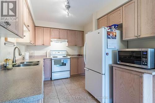 129 Hartford Crescent, Newmarket, ON - Indoor Photo Showing Kitchen With Double Sink