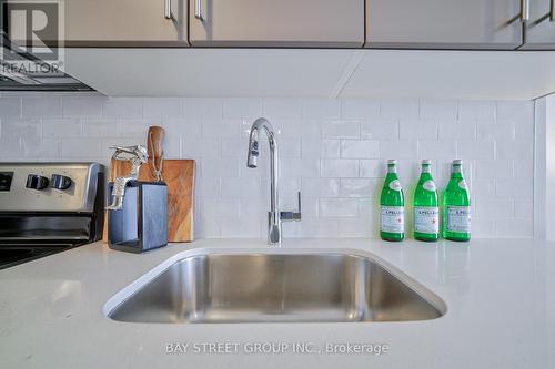 813 - 3200 William Coltson Avenue, Oakville, ON - Indoor Photo Showing Kitchen