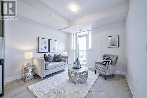 813 - 3200 William Coltson Avenue, Oakville, ON - Indoor Photo Showing Living Room