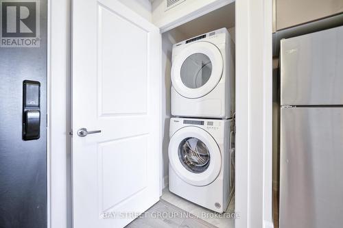 813 - 3200 William Coltson Avenue, Oakville, ON - Indoor Photo Showing Laundry Room