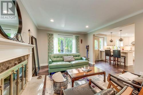 1460 Caulder Drive, Oakville, ON - Indoor Photo Showing Living Room